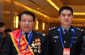 ?？谑泄簿诸I(lǐng)導(dǎo)與“全國(guó)十佳保安員”李忠定合影留念